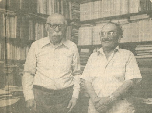  Francisco R. Almada en su biblioteca acompañado por Horacio Alvarez.